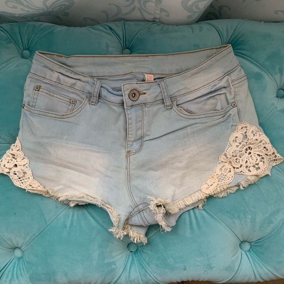 🔥Free Add on  - Cute Jean Shorts🔥 - Picture 1 of 3